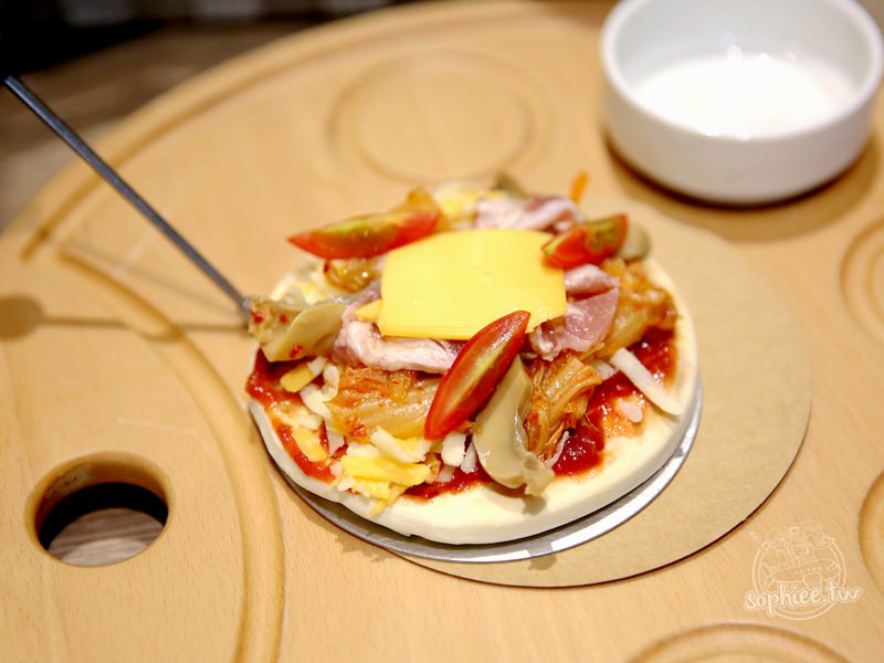 台中南屯▍親子餐廳。玩ONE Pizza，自己DIY做PIZZA吃到飽，好吃又好玩！