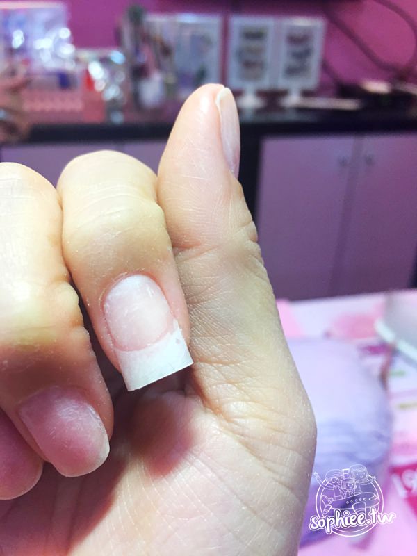 台中美甲推薦▍彩繪殿堂♥來嘗試美甲新科技-微晶粉，拯救斷甲裂甲的可憐手指！
