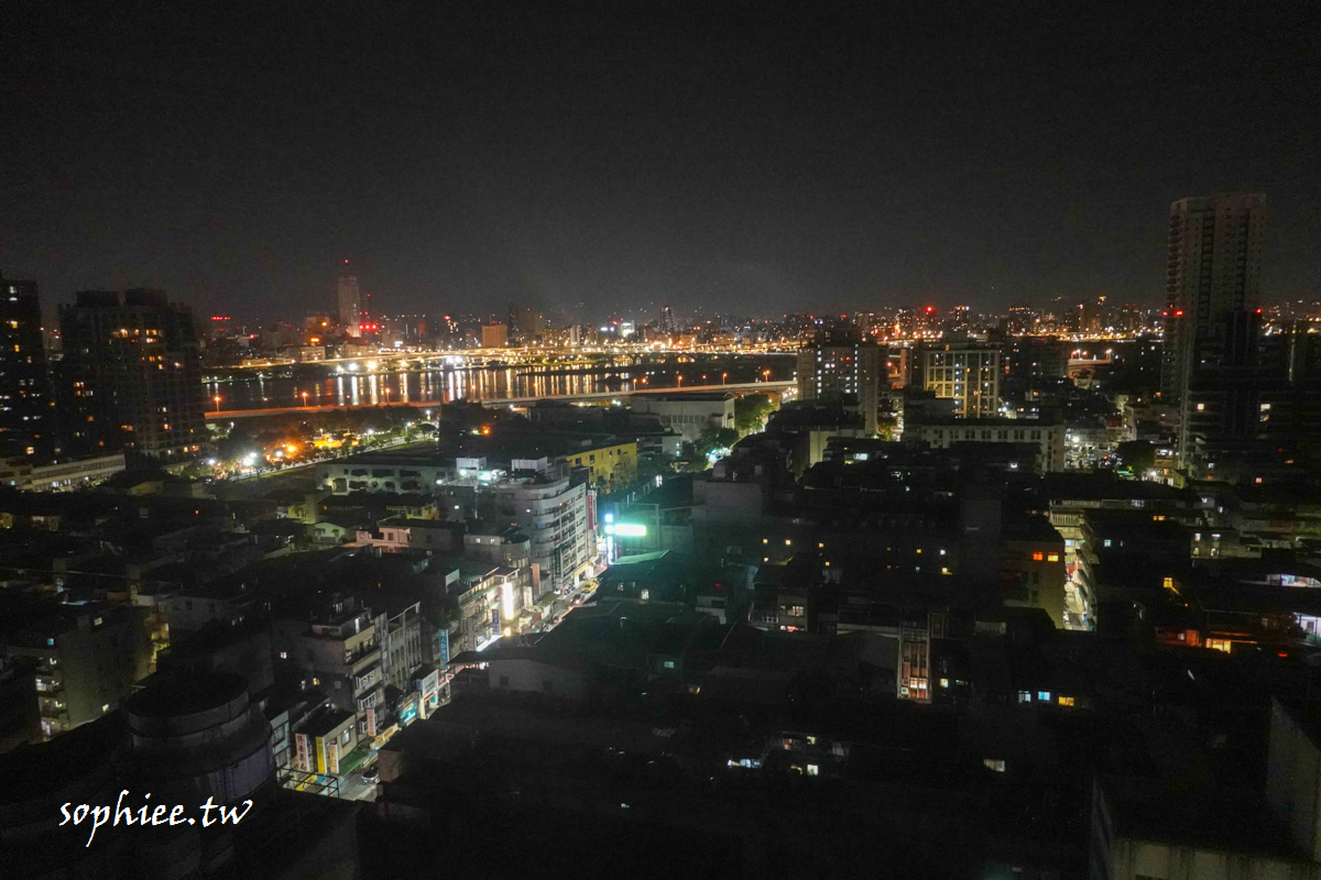 三重住宿推薦》台北薇米商旅 天台廣場高樓層 環繞窗景 眺望淡水河景