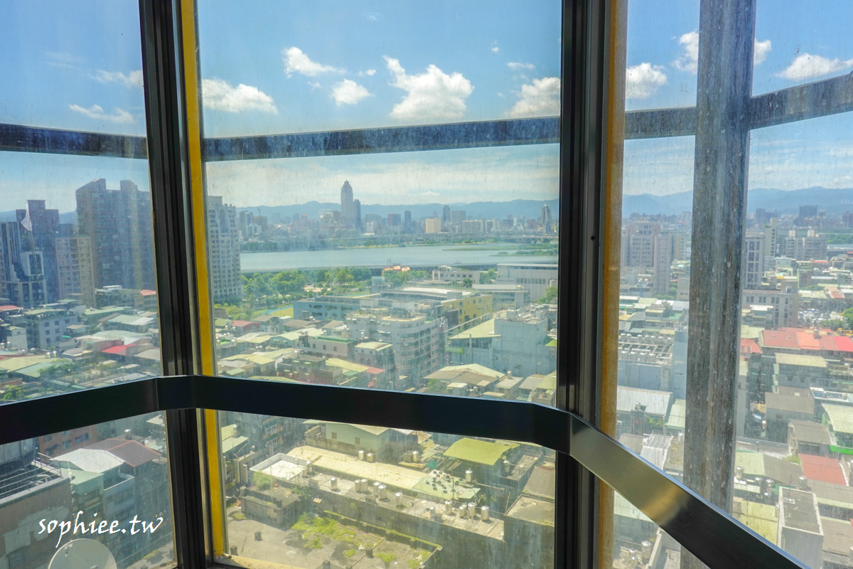 三重住宿推薦》台北薇米商旅 天台廣場高樓層 環繞窗景 眺望淡水河景
