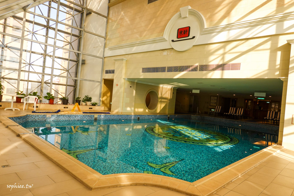 高雄住宿》寒軒國際大飯店 高樓層視野 健身房 SPA三溫暖 景觀泳池 兒童遊戲室 一家大小開心度假去