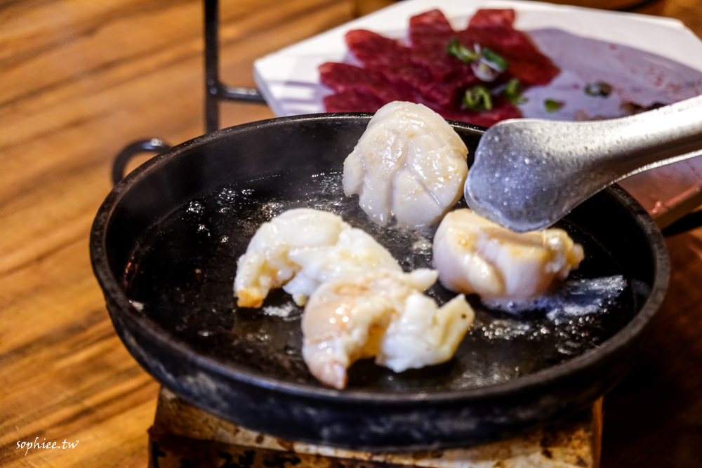 台中燒肉推薦》富田燒肉 台中平價和牛燒肉 日本A5和牛套餐 和牛燒肉龍蝦總匯鍋 冬天就是要吃燒肉又吃鍋啊！