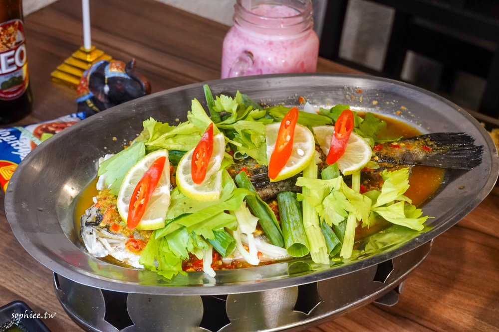 台中忠孝夜市美食》巫泰式燒烤 道地泰國料理 泰式銅盤烤肉 超懷念的泰國零食 還有嘟嘟車讓你一秒神遊到泰國！