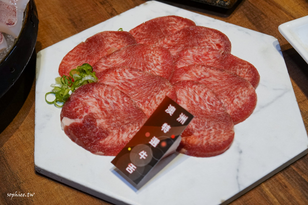 富田和牛燒肉︱超值優惠雙人套餐 A5和牛燒肉加上龍蝦總匯鍋 總共7種肉品與5種海鮮 讓你一次吃個過癮！