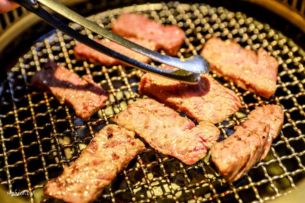 台中燒肉推薦》肉肉燒肉 頂級和牛燒肉饗宴 專屬平面停車場 還可以帶寵物來免費吃水煮肉！