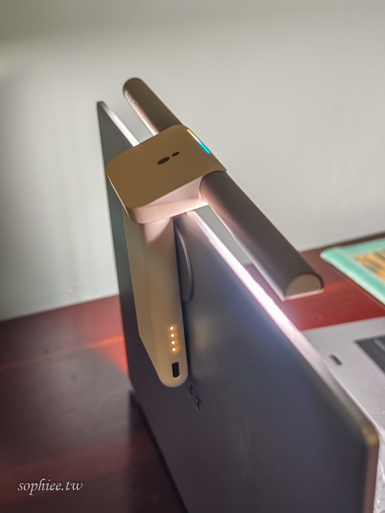 BenQ LaptopBar筆電燈：智慧調光磁吸掛取 輕巧好攜帶 行動辦公隨時都有護眼又舒適的照明！