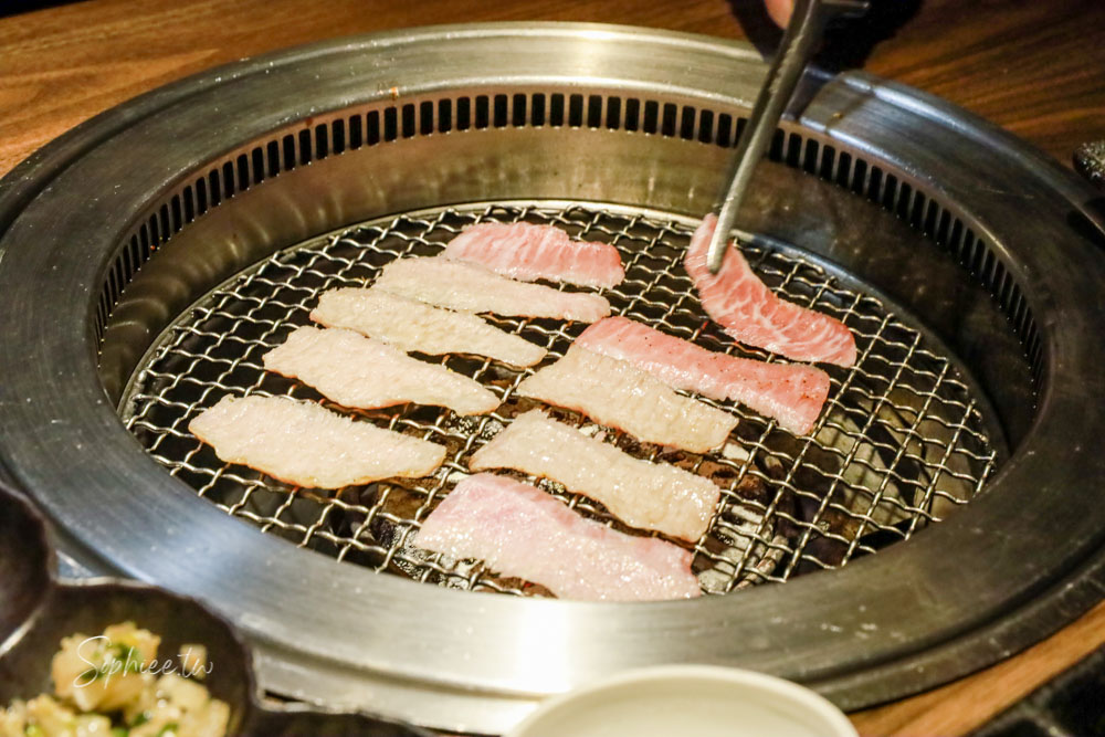 山鯨本家HONKE》台中人氣燒肉餐廳 浮誇和牛饗宴 濃濃日式氛圍 還有免費和服體驗喔