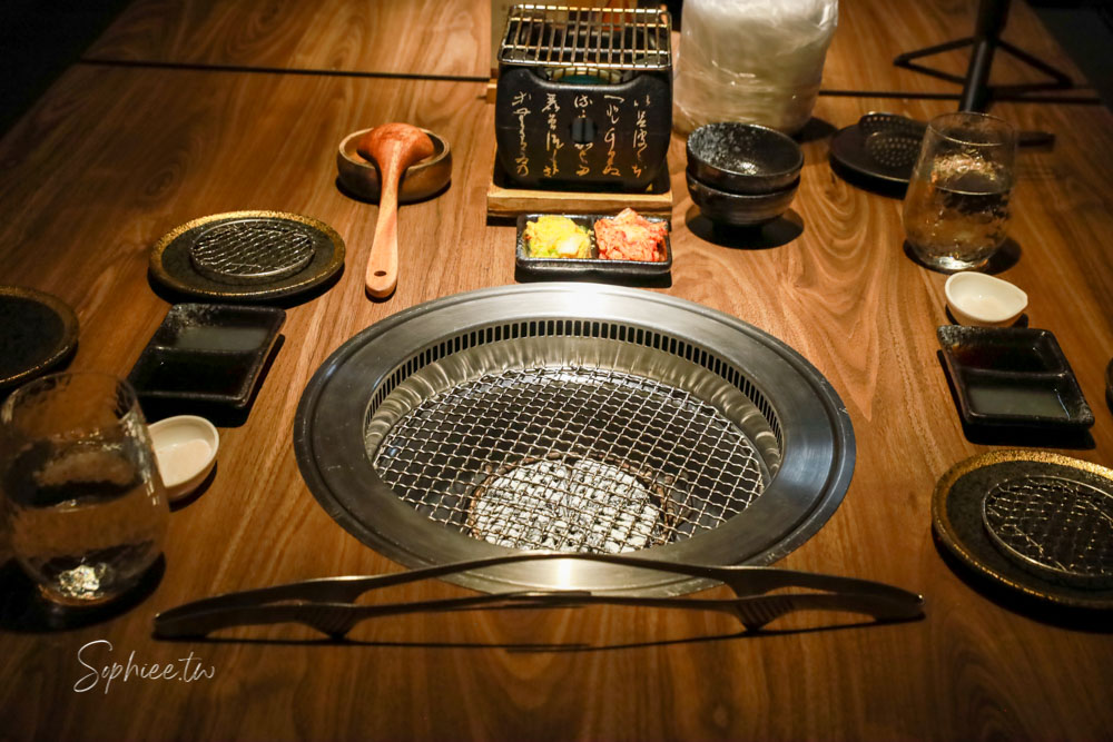 山鯨本家HONKE》台中人氣燒肉餐廳 浮誇和牛饗宴 濃濃日式氛圍 還有免費和服體驗喔