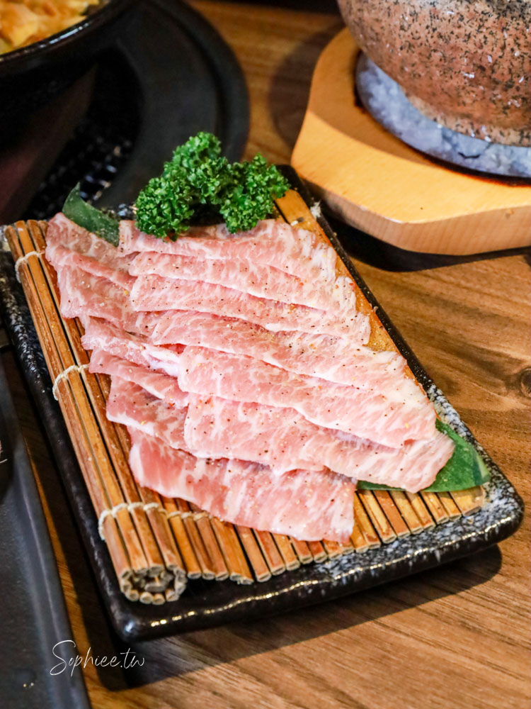 山鯨本家HONKE》台中人氣燒肉餐廳 浮誇和牛饗宴 濃濃日式氛圍 還有免費和服體驗喔
