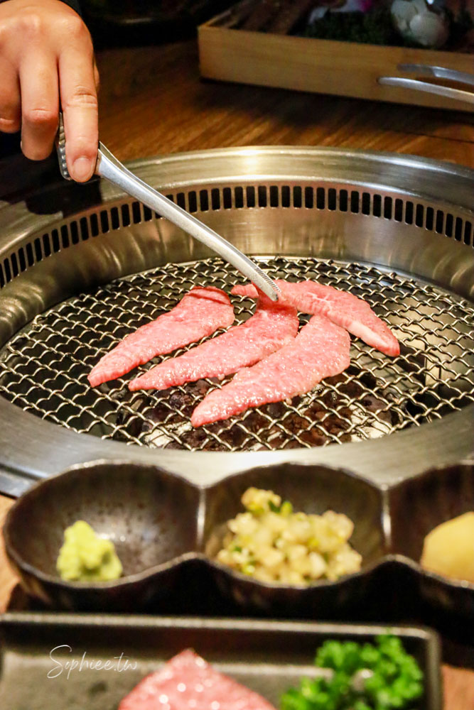 山鯨本家HONKE》台中人氣燒肉餐廳 浮誇和牛饗宴 濃濃日式氛圍 還有免費和服體驗喔