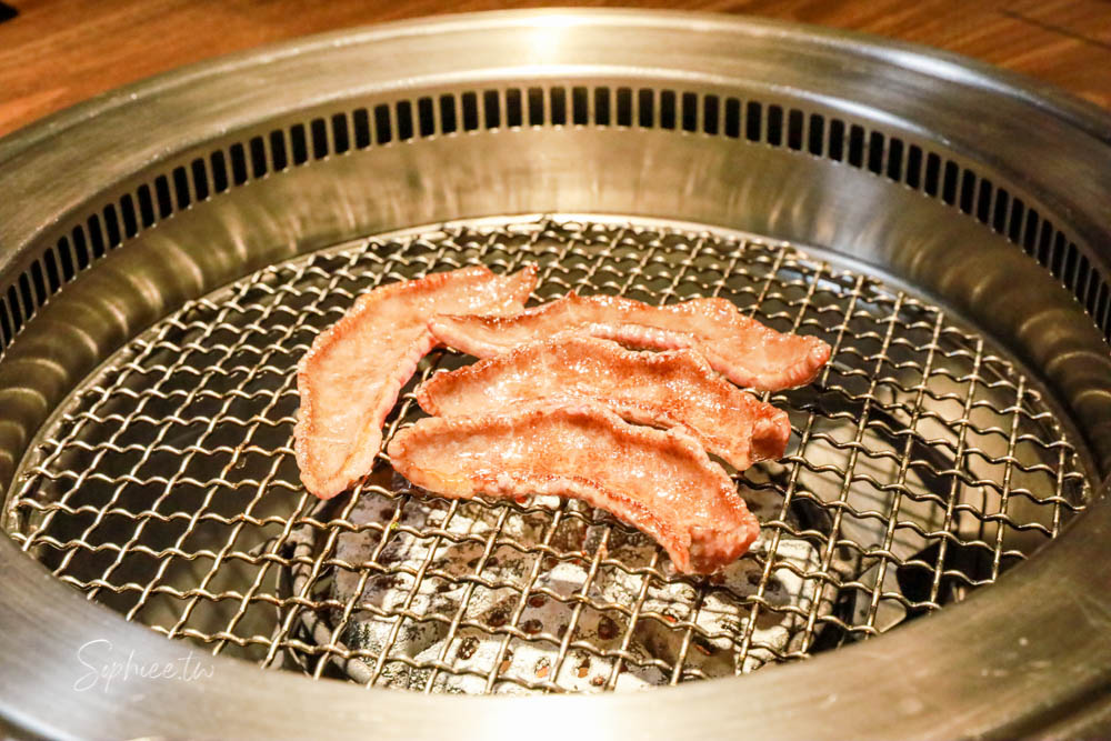 山鯨本家HONKE》台中人氣燒肉餐廳 浮誇和牛饗宴 濃濃日式氛圍 還有免費和服體驗喔