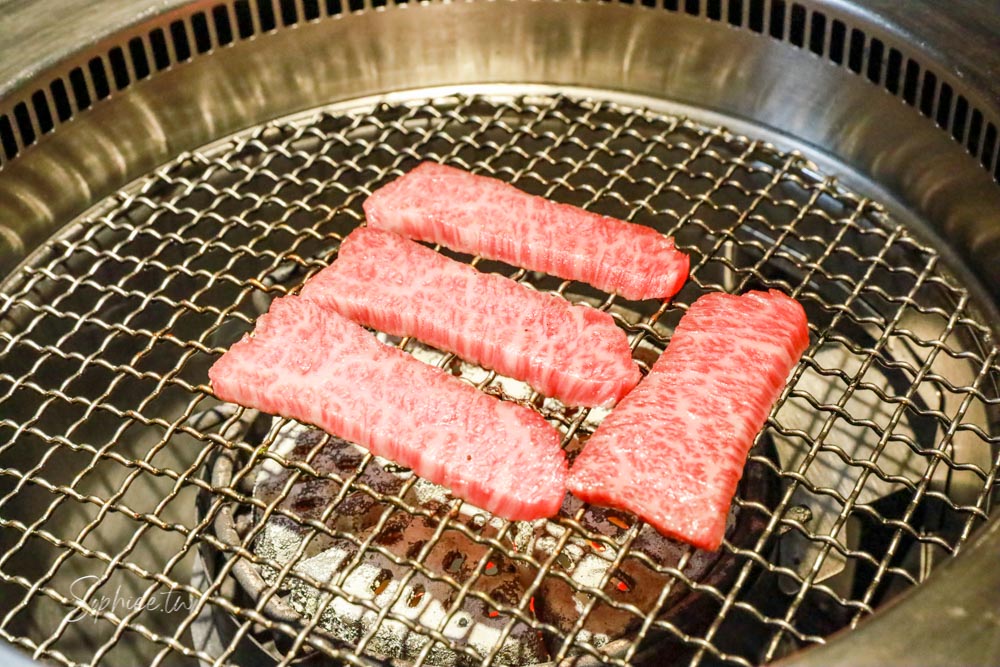 山鯨本家HONKE》台中人氣燒肉餐廳 浮誇和牛饗宴 濃濃日式氛圍 還有免費和服體驗喔