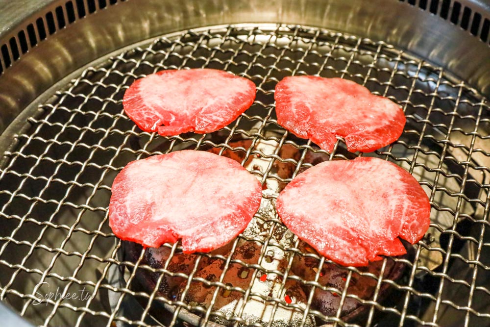 山鯨本家HONKE》台中人氣燒肉餐廳 浮誇和牛饗宴 濃濃日式氛圍 還有免費和服體驗喔