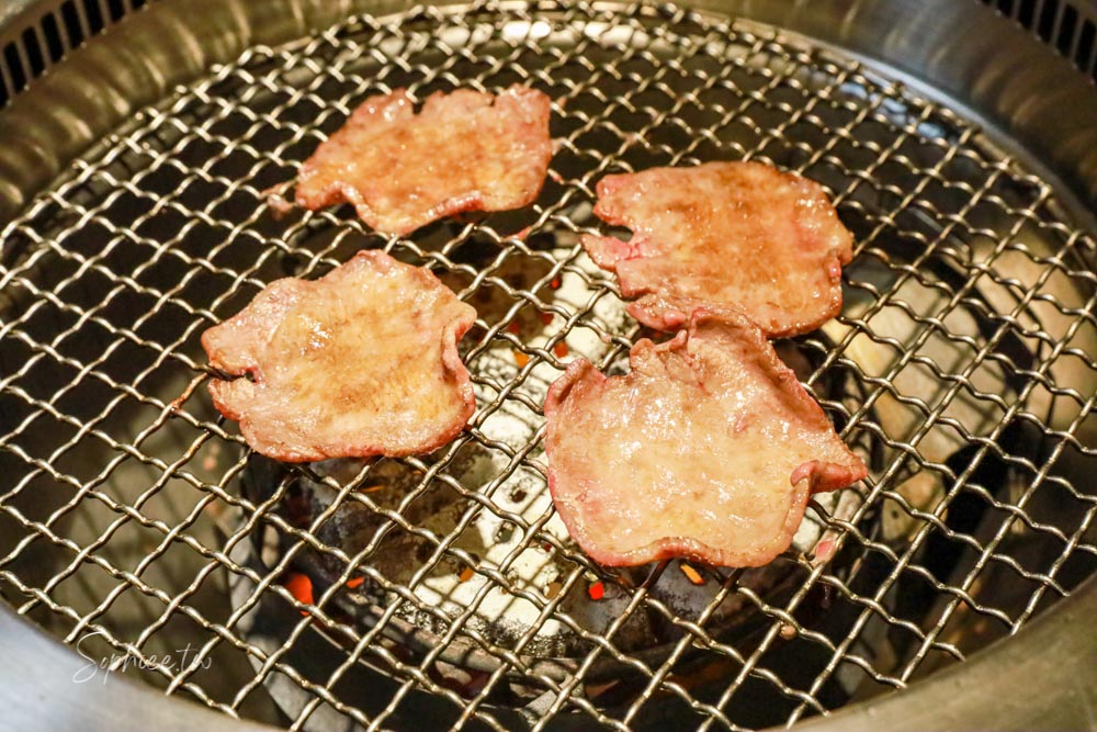 山鯨本家HONKE》台中人氣燒肉餐廳 浮誇和牛饗宴 濃濃日式氛圍 還有免費和服體驗喔