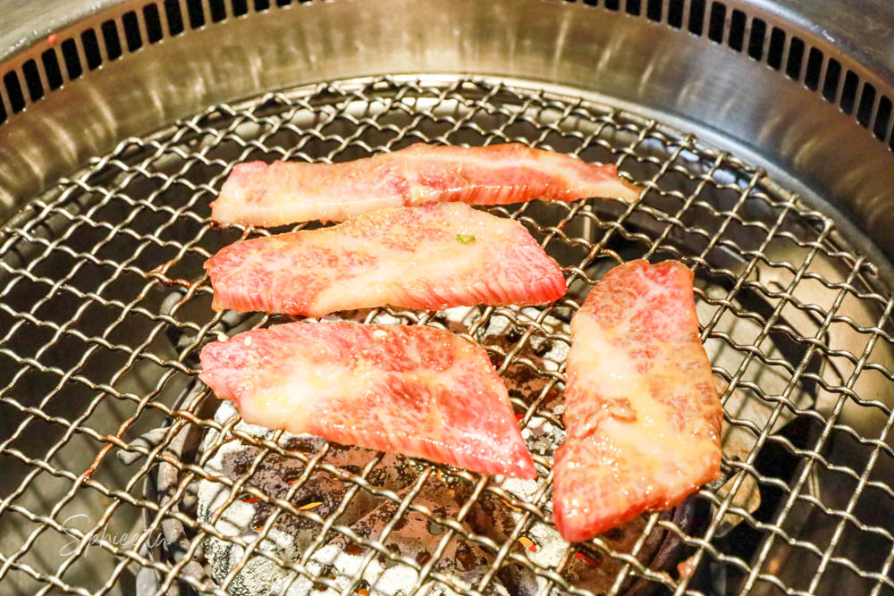 山鯨本家HONKE》台中人氣燒肉餐廳 浮誇和牛饗宴 濃濃日式氛圍 還有免費和服體驗喔