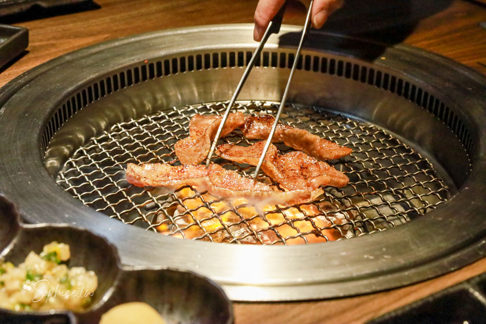 山鯨本家HONKE》台中人氣燒肉餐廳 浮誇和牛饗宴 濃濃日式氛圍 還有免費和服體驗喔