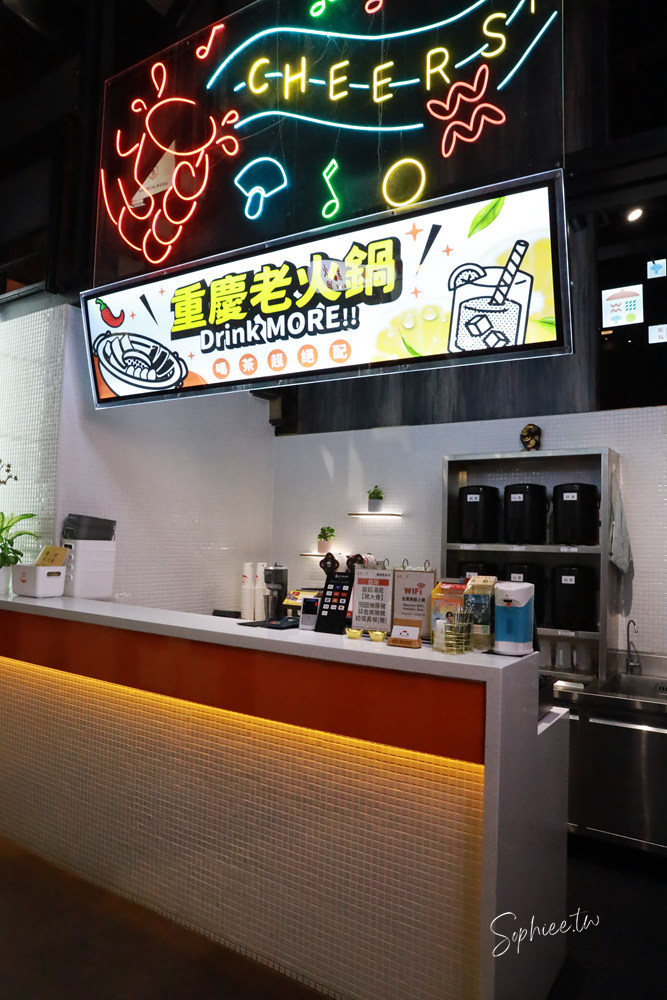 麻一點重慶老火鍋》台中麻辣鍋新選擇 只涮不喝湯的川渝吃法 鮮香麻辣帶勁  還有麻麻系手搖飲 下回宵夜聚餐就來這！