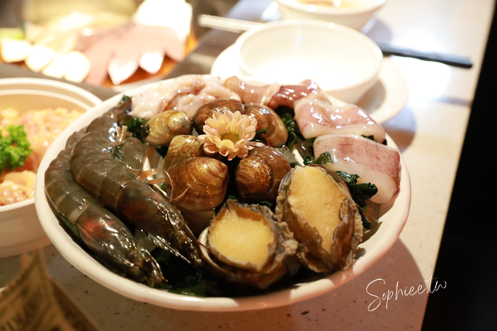 麻一點重慶老火鍋》台中麻辣鍋新選擇 只涮不喝湯的川渝吃法 鮮香麻辣帶勁  還有麻麻系手搖飲 下回宵夜聚餐就來這！