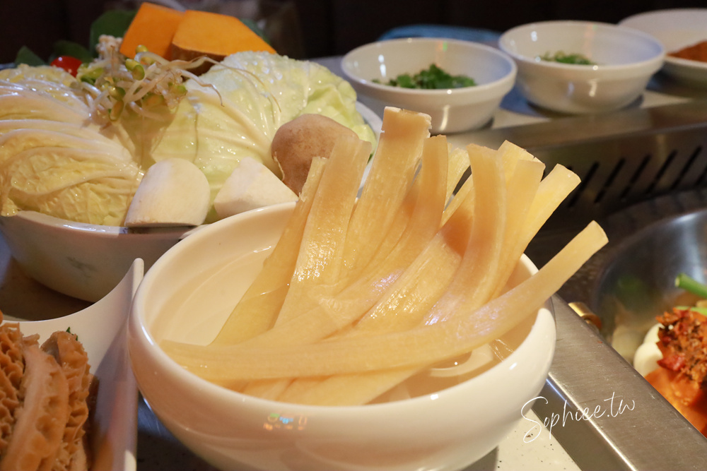 麻一點重慶老火鍋》台中麻辣鍋新選擇 只涮不喝湯的川渝吃法 鮮香麻辣帶勁  還有麻麻系手搖飲 下回宵夜聚餐就來這！