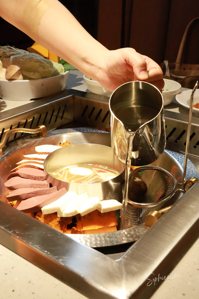 麻一點重慶老火鍋》台中麻辣鍋新選擇 只涮不喝湯的川渝吃法 鮮香麻辣帶勁  還有麻麻系手搖飲 下回宵夜聚餐就來這！