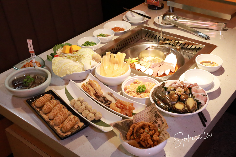 麻一點重慶老火鍋》台中麻辣鍋新選擇 只涮不喝湯的川渝吃法 鮮香麻辣帶勁  還有麻麻系手搖飲 下回宵夜聚餐就來這！