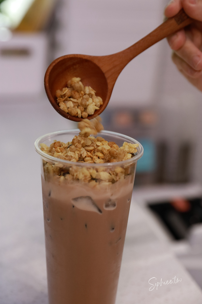 麻一點重慶老火鍋》台中麻辣鍋新選擇 只涮不喝湯的川渝吃法 鮮香麻辣帶勁  還有麻麻系手搖飲 下回宵夜聚餐就來這！