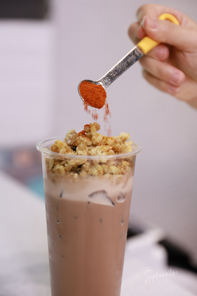 麻一點重慶老火鍋》台中麻辣鍋新選擇 只涮不喝湯的川渝吃法 鮮香麻辣帶勁 還有麻麻系手搖飲 下回宵夜聚餐就來這! 麻一點重慶老火鍋》台中麻辣鍋新選擇 只涮不喝湯的川渝吃法 鮮香麻辣帶勁 還有麻麻系手搖飲 下回宵夜聚餐就來這!