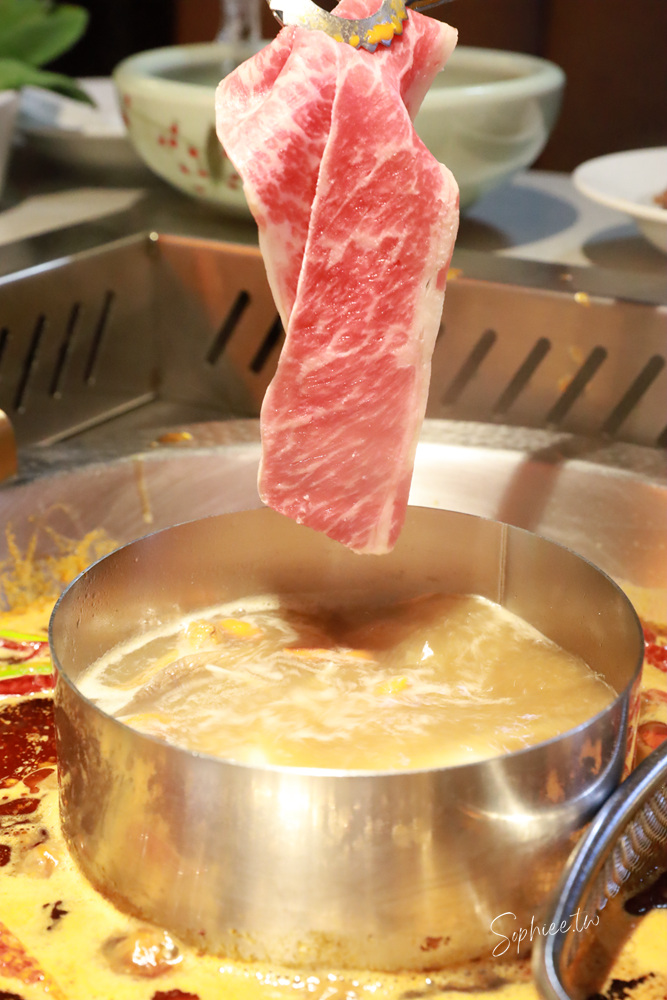 麻一點重慶老火鍋》台中麻辣鍋新選擇 只涮不喝湯的川渝吃法 鮮香麻辣帶勁 還有麻麻系手搖飲 下回宵夜聚餐就來這! 麻一點重慶老火鍋》台中麻辣鍋新選擇 只涮不喝湯的川渝吃法 鮮香麻辣帶勁 還有麻麻系手搖飲 下回宵夜聚餐就來這!