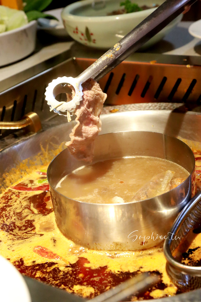 麻一點重慶老火鍋》台中麻辣鍋新選擇 只涮不喝湯的川渝吃法 鮮香麻辣帶勁  還有麻麻系手搖飲 下回宵夜聚餐就來這！