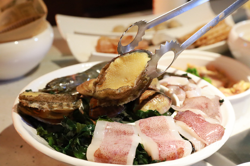 麻一點重慶老火鍋》台中麻辣鍋新選擇 只涮不喝湯的川渝吃法 鮮香麻辣帶勁  還有麻麻系手搖飲 下回宵夜聚餐就來這！