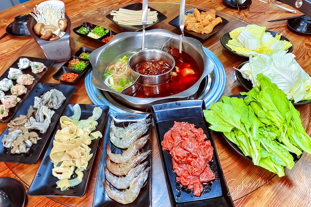 豐原美食》十三涮四川料理重慶火鍋 道地川菜熱炒 溫體牛重慶麻辣鍋！