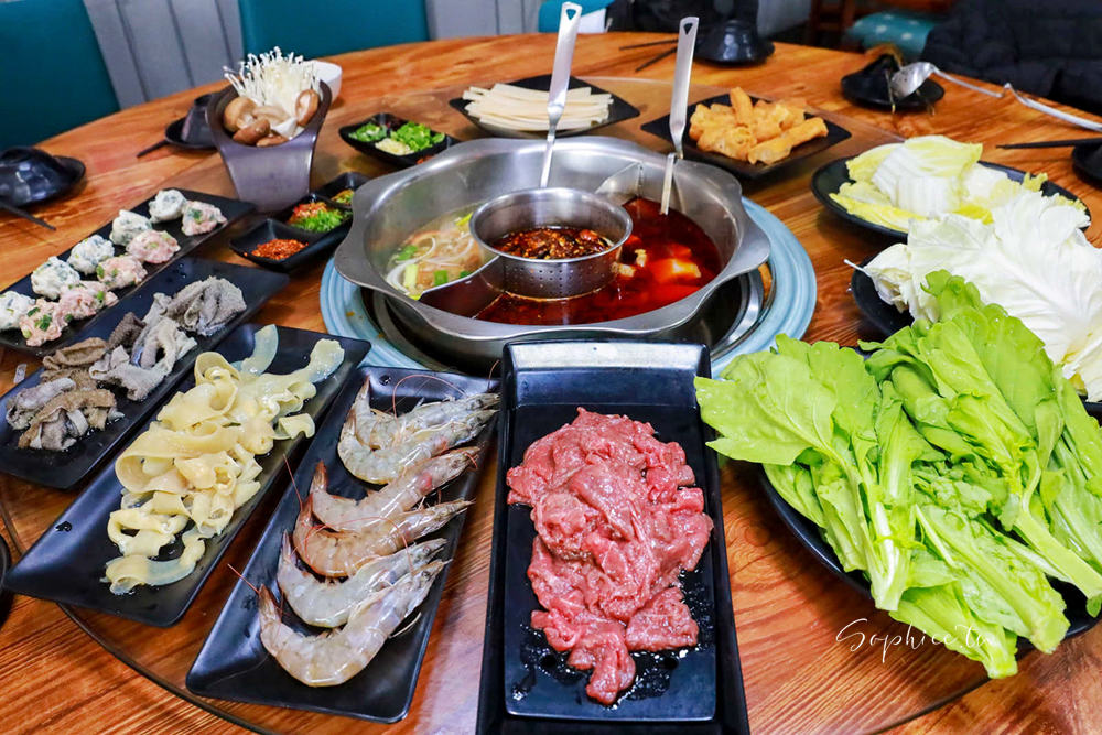 豐原美食》十三涮四川料理重慶火鍋 道地川菜熱炒 溫體牛重慶麻辣鍋！