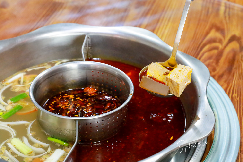 豐原美食》十三涮四川料理重慶火鍋 道地川菜熱炒 溫體牛重慶麻辣鍋！