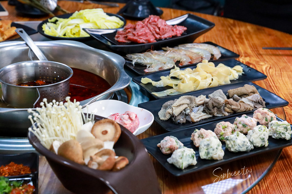 豐原美食》十三涮四川料理重慶火鍋 道地川菜熱炒 溫體牛重慶麻辣鍋！