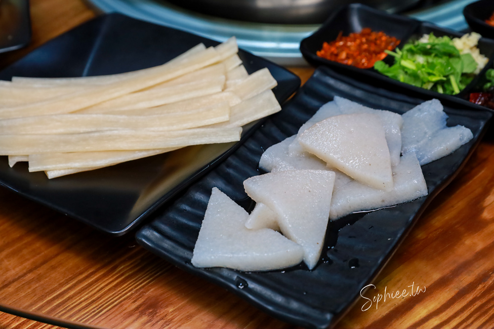 豐原美食》十三涮四川料理重慶火鍋 道地川菜熱炒 溫體牛重慶麻辣鍋！