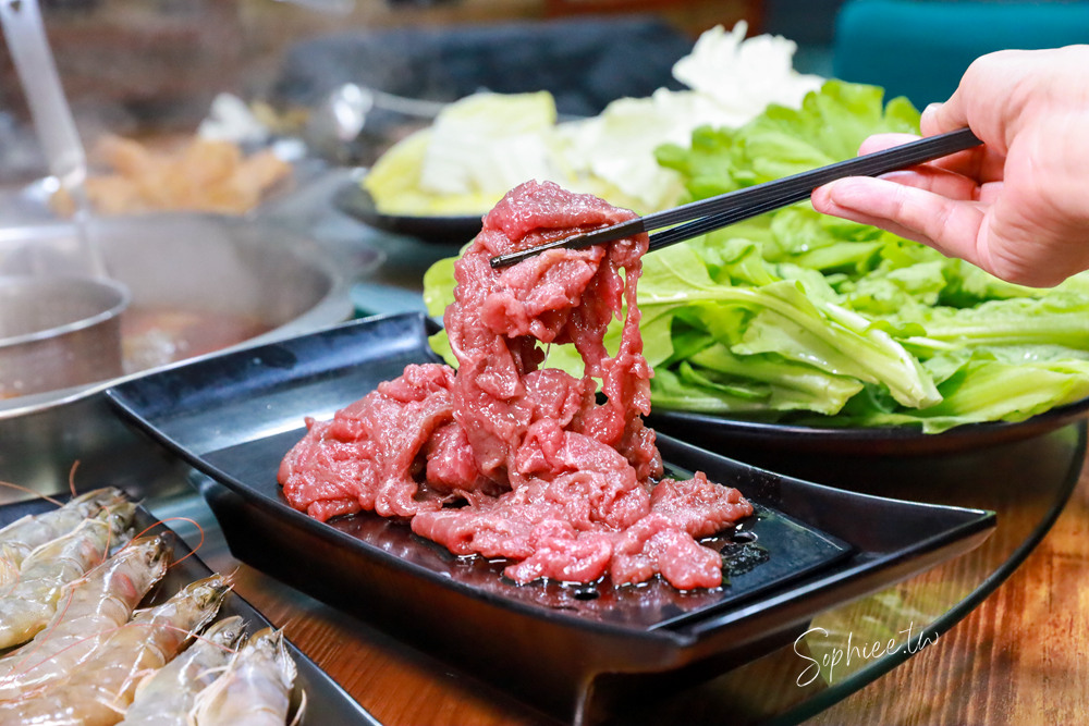 豐原美食》十三涮四川料理重慶火鍋 道地川菜熱炒 溫體牛重慶麻辣鍋！