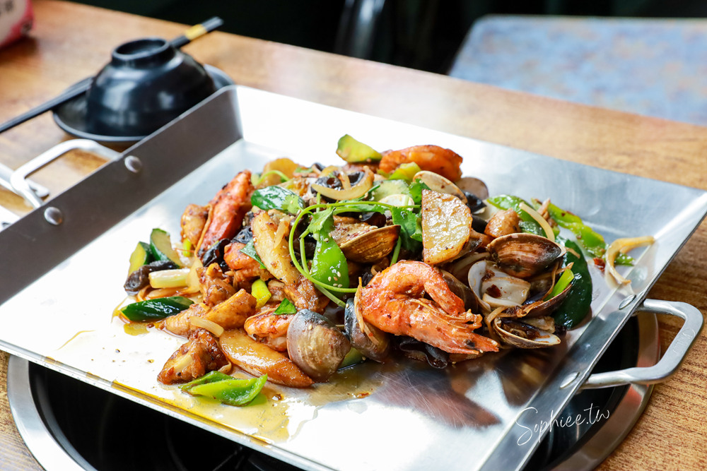 豐原美食》十三涮四川料理重慶火鍋 道地川菜熱炒 溫體牛重慶麻辣鍋！