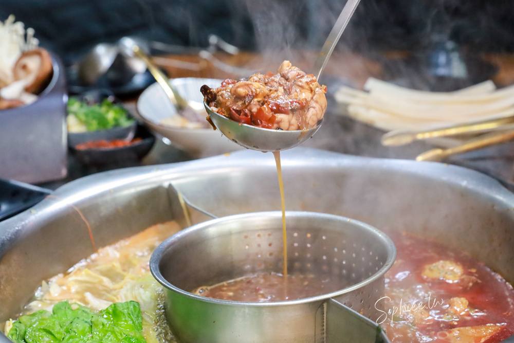 豐原美食》十三涮四川料理重慶火鍋 道地川菜熱炒 溫體牛重慶麻辣鍋！