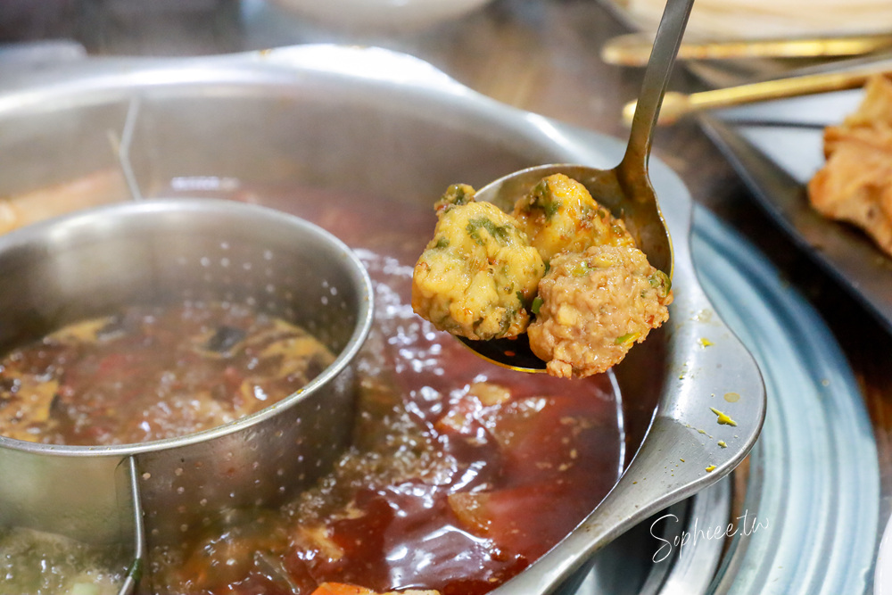 豐原美食》十三涮四川料理重慶火鍋 道地川菜熱炒 溫體牛重慶麻辣鍋！