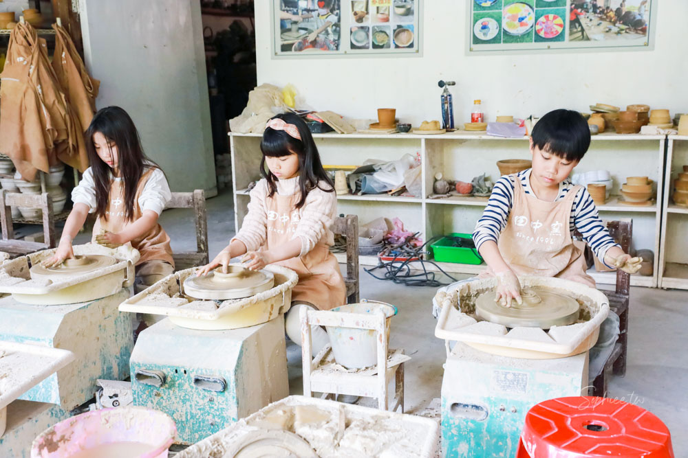彰化親子景點》田中窯創藝園區 蜀葵花季開展 踏青賞景 捏陶彩繪 拓染玩貓 吃美食 今年春節就去走走! 彰化親子景點》田中窯創藝園區 蜀葵花季開展 踏青賞景 捏陶彩繪 拓染玩貓 吃美食 今年春節就去走走!