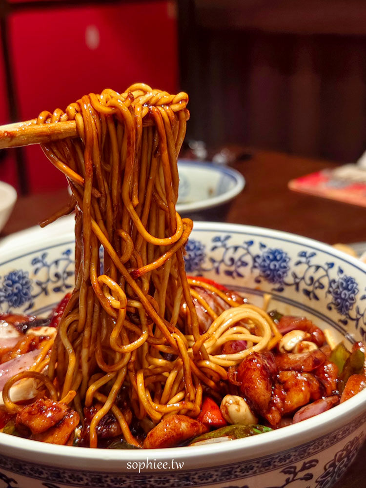 廈門萬象城必吃美食｜排隊也甘願的「王繁星麵館」猛火爆炒濃油赤醬 銷魂本幫麵 一吃就愛上！