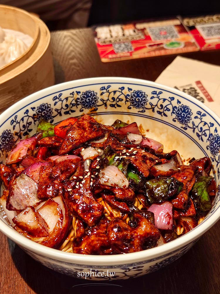 廈門萬象城必吃美食｜排隊也甘願的「王繁星麵館」猛火爆炒濃油赤醬 銷魂本幫麵 一吃就愛上！