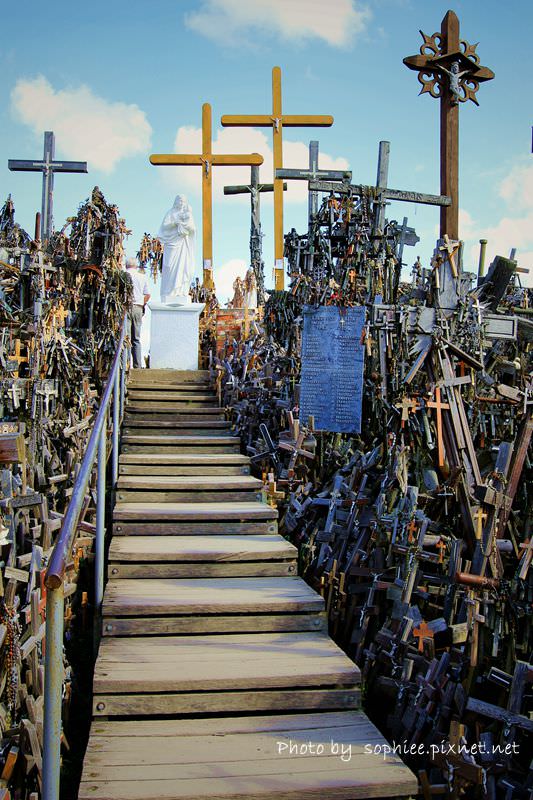 【波羅的海】立陶宛Siauliai。十字架山（The Hill of Crosses，Kryžių kalnas）：世界僅有、獨一無二的歷史見證地