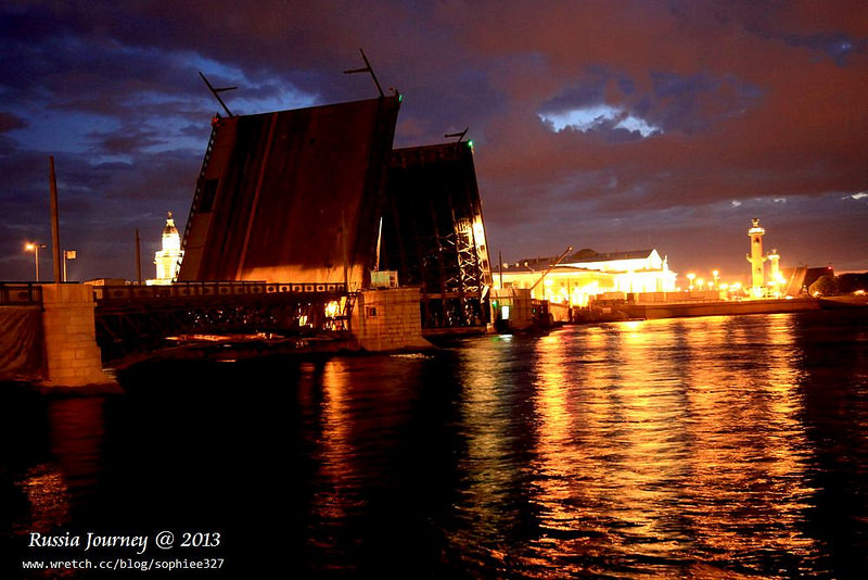 ［Russia］聖彼得堡。半夜涅瓦河畔看開橋