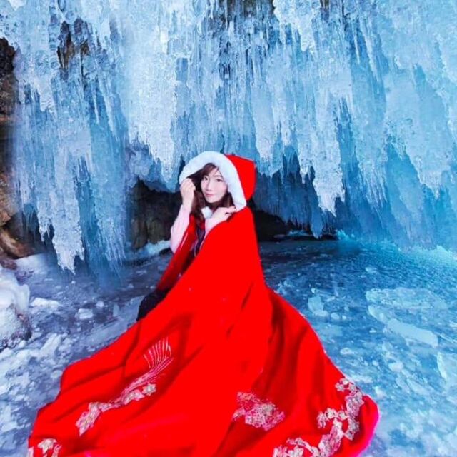 大年初一，在零下十五度的貝加爾湖，
以一身喜氣紅袍來跟大家拜年，

冰上寒風凜冽，還得無視異樣的眼光，
幾番折騰，才完成以下幾張冰雪劇照，
希望大家笑納。

祝褔親愛的朋友們
健康平安、順心如意、財源廣進、
生意興隆、心想事成、龍年行大運！

​#俄羅斯 #伊爾庫茨克
​#負20度的旅行
​#貝加爾湖 #西伯利亞
​#蘇武牧羊的北海邊
​#貝加爾湖之旅
百合旅行社股份有限公司 
【俄羅斯旅遊‧不一樣的國度】
@successtours2002