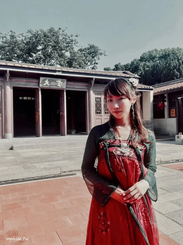 又要去金門了！

整理照片時，
發現這幾年
我在【甄洋樓】拍了不少照片，
每一次的造型都截然不同，
讓我可以帶入不同角色裡，
老闆娘的巧手真是厲害啊！

這篇就叫
「那些年，我在甄洋樓」的日子～😂

.
甄洋樓/咖啡氣泡飲旗袍體驗（金門）
地點：金城鎮莒光路29巷14號
（王慶雲洋樓1934)
營業時間：9:00-17:30
（請盡早預約）

#金門旗袍體驗 #金門旗袍 #金門観光 #樂遊金門 @janeyoungkm @kinmentravel