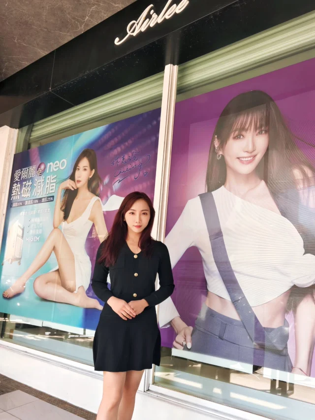 最近有件我很在意的事，那就是：我的頭髮，好像變少了。

沒有突然大量落髮，但覺得髮質越來越細，摸起來總是軟塌塌的，貼著頭皮，感覺很沒精神，而且綁馬尾時，也很沒有份量，綁起來不好看，所以也漸漸不再綁馬尾，最可怕的是，髮縫變得明顯，讓我有了危機意識。

有可能是去年比較疲累，加上生病手術等，這些身心的變化全都反應在細節裡了… 
 
於是我鼓起勇氣到「愛爾麗診所」（文心店）去諮詢養髮療程。

「愛爾麗診所」曾獲蘋果愛美獎的三冠王，網路上評價還不錯，頭皮管理師林盈婷很熱心地為我講述「拉髮密雷射」的作用。

「拉髮密雷射」能溫和刺激毛囊幹細胞再生，活化毛囊、促進循環，髮絲也就會越來越強韌，等基礎調理好，再搭配養髮的產品，效果就更好了，適合我這種想維持髮量，想健髮保養的人。

「拉髮密雷射」完全不用上麻藥，整個療程比想像中更溫和，有點像用鬃梳安摩頭皮的感覺… 沒甚麼疼痛感，陳冠峻醫師很細心地幫我在髮線明顯處加強，也幫我在兩側的髮際處加強，這些都是我比較在意的部位，好期待後續的變化。

目前才剛過一週，尚未有甚麼特殊的變化，因為頭髮生長有一定的週期，所以無法一夕之間就改善，但頭髮這件事，不能等到很嚴重了才去面對，早一點正視它，就能更好的解決它。

如果你也正好有這個困擾，想跟你說，你不孤單，推薦溫和的「拉髮密雷射」給你。

@airleeworld
#愛爾麗文心店 #拉髮密雷射