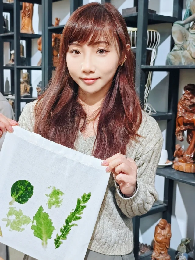 今年春節都是大晴天，
有想到去哪兒走走了嗎？🌞

「#田中窯創藝園區」
有500多坪的綠地，
以及百米長的許願藤廊道，
園區種植的蜀葵花共有2萬多株，
即日起開放到4月底喔！

過年天氣晴朗，
正是走春賞景的好季節，
園區也能體驗植物敲拓染、
手拉坏捏陶、礦物染泥染、
彩繪動物撲滿及瓷盤彩繪等，
還能和貓咪一同玩耍喔！

過年就來彰化走走吧！❤️

⚡田中窯創藝園區 入園資訊⚡
園址：彰化縣田中鎮斗中路二段230巷248號。
（近彰化田中高鐵站）
電話：0985-572610或0953-752159
時間：即日起～4月底
開放時間：09:00–17:00
入園費：NT$100／人

（可折抵園內餐飲NT$50）
（100公分以下兒童免門票）

@tien_pottery #田中窯創意園區 #田中窯創藝園區 #田中窯 #彰化田中 #田中景點