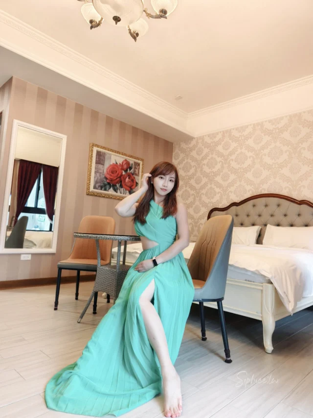 繼續介紹澎湖另一間海景民宿
—「#夢想民宿」。

「澎湖夢想民宿」的地理位置離市區更近，
位於馬公市，又遠離塵囂，
位於一個靠海的社區，
門口走路一分鐘就到海邊了。

法式風格的房間，
每間都掛上了水晶吊燈，
搭配上莫蘭迪色系的牆面，
而且每間房都貼心的配置了免治馬桶，
舒服地躺在古典大床上，
睜開眼，窗外就是無敵海景，
這是甚麼夢幻的貴婦生活啊！

完全不想出門了～

快計畫來澎湖耍廢.放空.看海吧~~

澎湖。夢想民宿 Dream B&B
#fblifestyle #澎湖住宿 #澎湖民宿 #澎湖民宿推薦 #澎湖自由行 #澎湖花火節 #澎湖旅遊 #澎湖夢想民宿 #親子包棟民宿 #奧丁丁OwlJourney @dream1018bnb