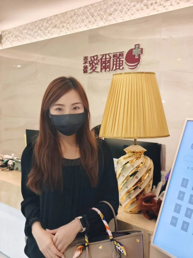 你是不是跟我一樣，
上班或在家常常久坐不動，
畢竟累了就懶得動，
不知不覺腰圍越來越圓...

之前就試過增肌減脂的儀器，
這種非侵入式的療程最適合我了，
滑手機時看到目前最新的「太能波」，
於是就來「愛爾麗診所」報到了。

我去的是
「愛爾麗診所 台中崇德店」，

地點就在崇德路上，地點很好找，
我之前就先預約了，
在醫師為我看診評估之前，
諮詢師LUNA親切的回答了我各種問題，
然後便帶我進入診間。

「太能波」是種高強度聚焦的電磁波，
可穿透皮下，讓肌肉進行極限收縮，
達到快速增肌減脂，
以及雕塑局部線條的效果。

陳俊宏醫師很專業地評估了我的狀況，
然後跟我說明整個過程會有的情形，
讓我安心，接著就準備施打。

施打過程其實超級放鬆，
護理人員美美協助將太能波的儀器
固定在我的肚子上，
原本我還有點緊張，
沒想到其實還蠻舒服的耶！

感覺就像是肚子深層的肌肉
被緊緊抓住再放開，
強烈收縮然後再放鬆，
像是有人在幫你瘋狂地做仰臥起坐，
讓你被動式的運動核心肌群... 

整個療程只有30分鐘，
我就這樣滑滑手機，時間就到了。

結果療程一結束，
我的肚子居然有種剛做完運動的微痠感，
到隔天起床時，
腹部的那種運動後的微痠感也都還在。

總之，
這次的「太能波」初體驗感覺還不錯，
推薦給想雕塑身形，
但又沒時間運動的女孩們。

#愛爾麗  #愛爾麗台中崇德店 #愛爾麗診所
預約資訊：https://lin.ee/v5FZCcE
LINE：@799mpgdu
@airleeworld